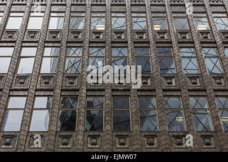 30 St Mary Axe (The Gherkin) spiegelt sich in den Fenstern des Holland House, City of London, England, Vereinigtes Königreich Stockfoto