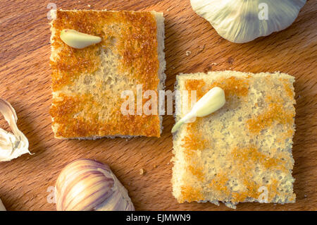 Ansicht von oben zwei Stück geröstetes Brot mit Knoblauch Stockfoto