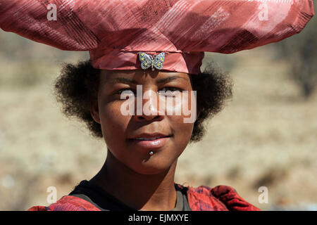 Einheimischen Herero-Frau mit typischen Hut in Uis, Namibia Stockfoto