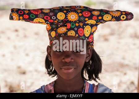 Herero Mädchen, mit typischen Kopfbedeckungen in Uis, Namibia Stockfoto