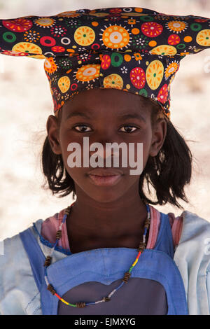Herero Mädchen, mit typischen Kopfbedeckungen in Uis, Namibia Stockfoto