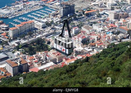 Seilbahn mit Blick über den Hafen und Stadt, Gibraltar, Großbritannien, Westeuropa. Stockfoto