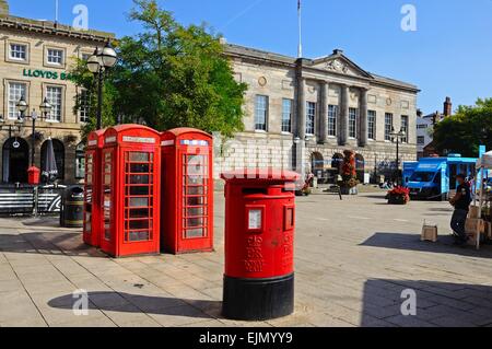 Roten Briefkasten und Telefonzellen mit Shire Hall Gallery nach hinten im Marktplatz, Stafford, Staffordshire, England, UK Stockfoto