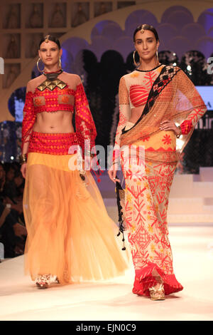 Neu-Delhi, Indien. 29. März 2015. Modelle zeigen Kreationen während des großen Finales von Amazon India Fashion Week in New Delhi, Indien, 29. März 2015. © Partha Sarkar/Xinhua/Alamy Live-Nachrichten Stockfoto