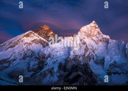 Blick bei Sonnenuntergang vom Kala Patthar am Mount Everest und Lhotse West flankieren, Chomolungma, Sagarmatha, Sagarmatha Nationalpark Stockfoto