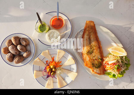 Papas Arrugadas con Mojo, runzlige Kartoffeln mit Mojo-Sauce, gebratenem Fisch und Käseplatte mit kanarischen Käse, La Gomera Stockfoto