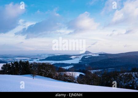 Winterlandschaft im Hegau, am Horizont der Hegau-Vulkan Hohenhewen, Konstanz, Baden-Württemberg, Deutschland Stockfoto