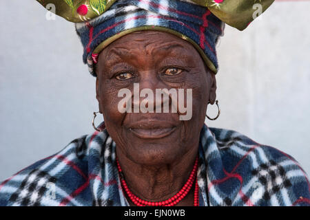 Herero-Frau typischen Hut, Porträt, Outjo, Namibia Stockfoto