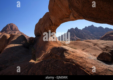 Natürliche, Rock Bogenbrücke im Bereich Spitzkoppe, Damaraland, Namibia Stockfoto