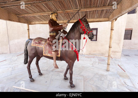 Arabische Reiter Krieger am Museum von Ajman. 17. Dezember 2014 in Ajman, Vereinigte Arabische Emirate Stockfoto