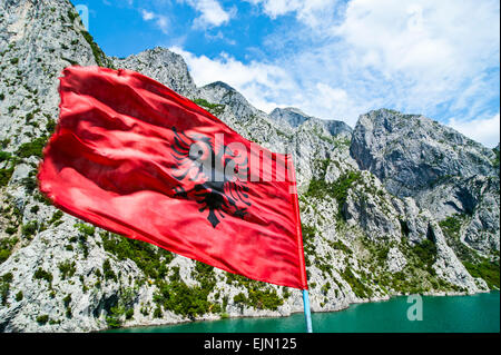 Albanische Flagge auf dem Koman Wasserbehälter, Balkan, Albanien Stockfoto