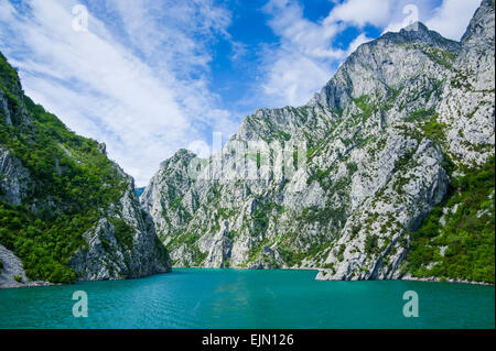 Steile Klippen im Wasserbehälter Koman, Balkan, Albanien Stockfoto