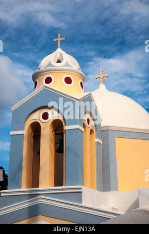 Bunten griechisch-orthodoxe Kirche Kuppel und Bell tower, Fira, Santorini (Thera), Griechenland. Stockfoto