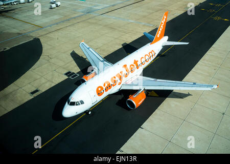 EasyJet Flugzeug auf dem Vorfeld des Gatwick Flughafen, Nord, West Sussex, England. Stockfoto