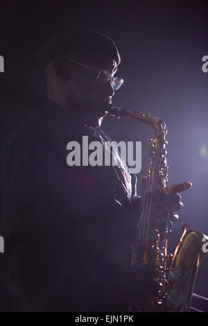 Afrikanischen jazz-Musiker, Saxophon Stockfoto