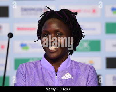 Berlin, Deutschland. 29. März 2015. Elizeba Cherono Kenias lächelt während einer Pressekonferenz nach der 35. Halbmarathon in Berlin, Deutschland, 29. März 2015. Foto: Soeren Stache/Dpa/Alamy Live News Stockfoto