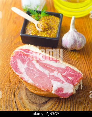 Brot mit Speck auf dem Holzbrett Stockfoto