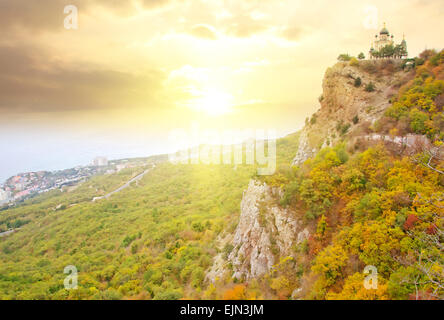 Die Chourch in Crimea Berg, Sonnenuntergang in den Bergen Stockfoto