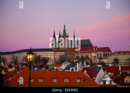 Blick auf die Prager Burg und die umliegenden Gebäude zu Beginn der Sunrise (Sonnenaufgang Beleuchtung) Stockfoto