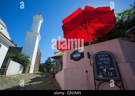 Leuchtturm und lustige Schild an der Restaurantbar in der Ecke. Colonia del Sacramento, Uruguay. Stockfoto