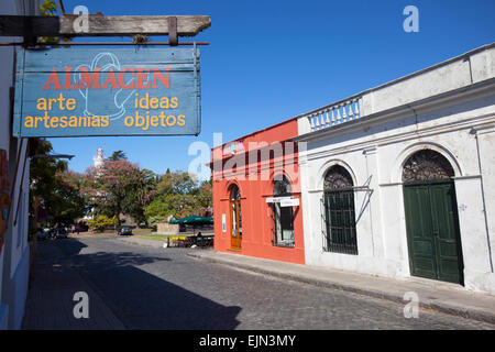 Speichern Sie Schild, im historischen Viertel von Colonia del Sacramento, Uruguay. Stockfoto