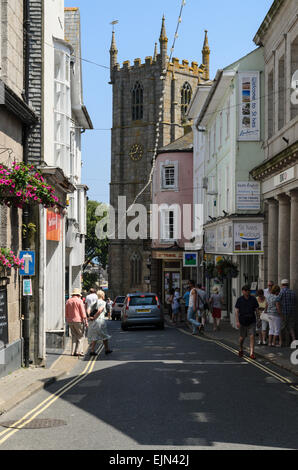 Der High Street in St. Ives, Cornwall mit Blick auf den Turm von St. La Kirche. Stockfoto