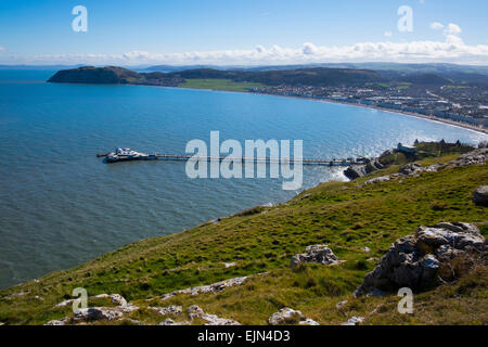 Llandudno Pier und Little Orme vom Great Orme, Conwy, Wales, UK Stockfoto