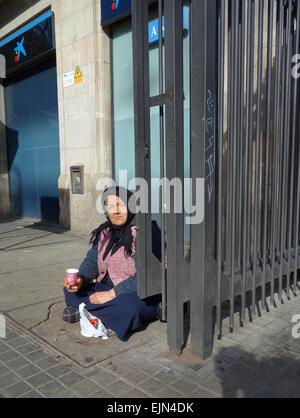 Alte Frau sitzen auf Boden, betteln außen La Boqueria-Markt auf den Ramblas in Barcelona, Katalonien, Spanien Stockfoto