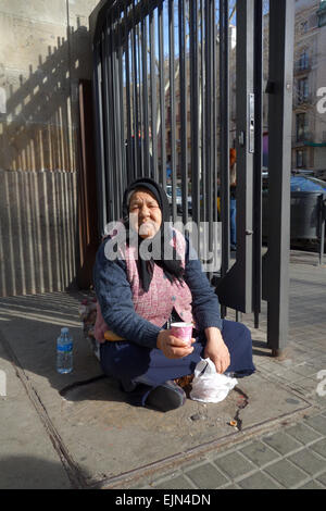 Alte Frau sitzen auf Boden, betteln außen La Boqueria-Markt auf den Ramblas in Barcelona, Katalonien, Spanien Stockfoto