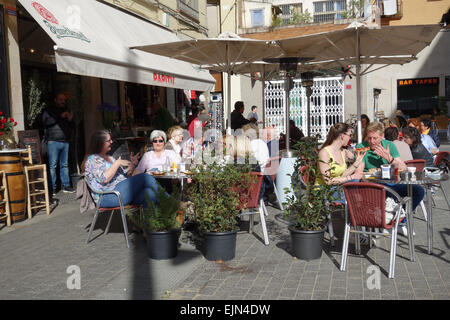 Leute sitzen im Café im freien außerhalb La Boqueria-Markt, Barcelona, Katalonien, Spanien Stockfoto