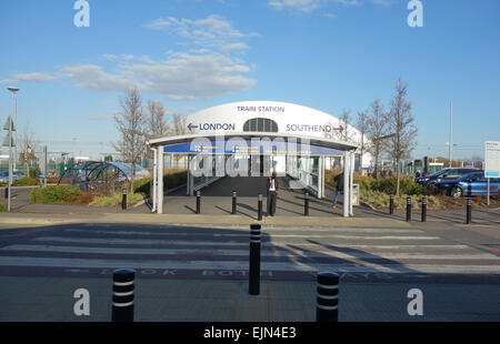 Schuljunge warten außen Eingang zum Bahnhof London Southend Airport, Southend, Essex Stockfoto