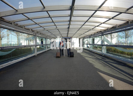 Passagiere, die verlassen London Southend Airport zu Fuß zum Eingang der Eisenbahn-Station, Southend, Essex Stockfoto