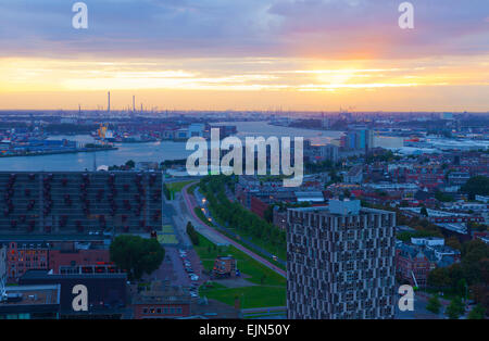 Aussicht auf Nacht Rotterdam aus großer Höhe, Holland Stockfoto