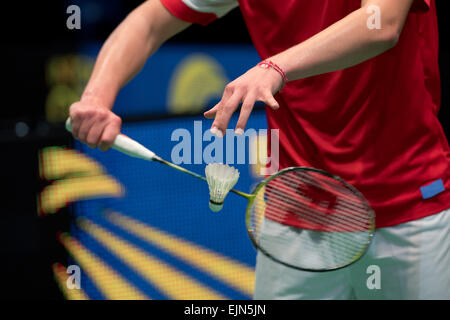 Lubin, Polen. 29. März 2015. Semi-Finale des Team-Turnier im Badminton bei European Junior Championships 2015. Match zwischen England - Frankreich. Dienen Toma Junior Popov Credit: Piotr Dziurman/Alamy Live-Nachrichten Stockfoto