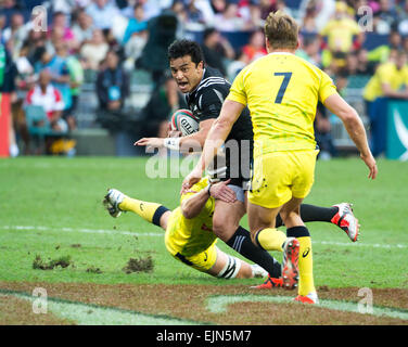 Hong Kong, China. 28. März 2015. Sherwin Stowers of New Zealand stürzt durch australische Verteidigung. Neuseeland Vs Australien. Tag2 des 40. Hong Kong Rugby-7's.28.03.15. 28. März 2015. Bildnachweis: Jayne Russell/Alamy Live-Nachrichten Stockfoto