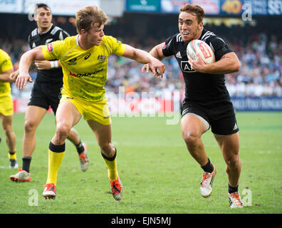 Hong Kong, China. 28. März 2015. Joe Webber von Neuseeland bricht vorbei an australischen Cameron Clark.New Zealand Vs Australien. Tag2 des 40. Hong Kong Rugby-7's.28.03.15. 28. März 2015. Bildnachweis: Jayne Russell/Alamy Live-Nachrichten Stockfoto