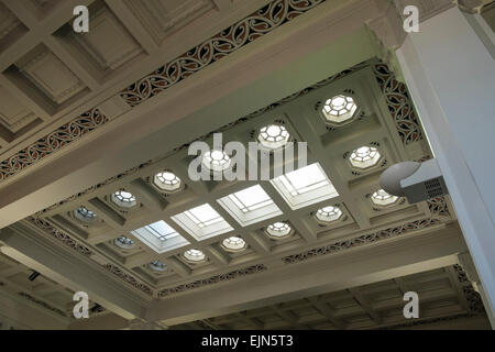 er ASB Bank Gebäude im Jahre 1933 entwickelt und bietet ein Maori Motiv in die abisolierten klassischen Art-deco-Struktur. Napier, neuem Eifer Stockfoto