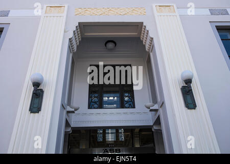 er ASB Bank Gebäude im Jahre 1933 entwickelt und bietet ein Maori Motiv in die abisolierten klassischen Art-deco-Struktur. Napier, neuem Eifer Stockfoto