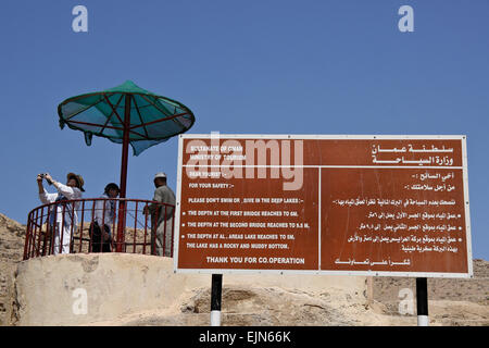 Englischer und arabischer Sprache melden Sie sich bei Standpunkt im Wadi Bani Khalid, Sultanat von Oman Stockfoto