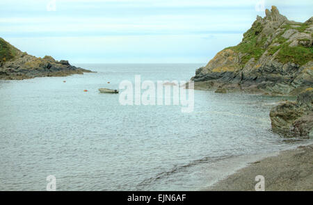 Blick aus dem Hafen von Polperro mit Blick aufs Meer. Polperro ist ein Fischerdorf an der Küste von Cornwall, Süd-West ger, UK Stockfoto