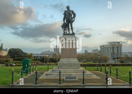 Denkmal von Sir Francis Drake, ein englischer Kapitän zur See, Freibeuter, Navigator und Politiker auf Plymouth Hacke, Devon, England, UK. Stockfoto