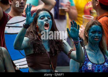 Hong Kong, China. 28. März 2015. Die berühmten Südtribüne im Hong Kong Stadium während der Hong Kong 7er-Rugby-Turnier. Bildnachweis: Jayne Russell/Alamy Live-Nachrichten Stockfoto