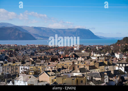 Die Waliser resort Stadt von Llandudno gesehen von den Great Orme mit Snowdonia in Hintergrund, Wales, Großbritannien Stockfoto