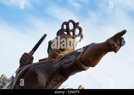 Königin der Herzen Holzstatue feiert die Stadt Links zu Alice im Wunderland Autor Lewis Carroll, Llandudno, Wales. ( Stockfoto