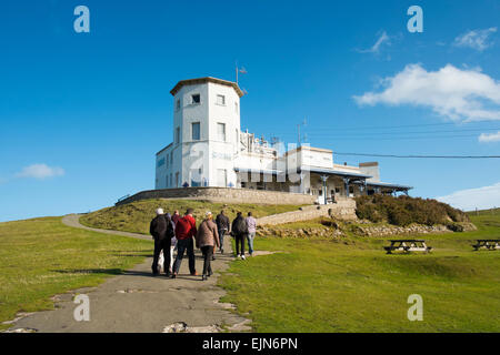 Menschen zu Fuß zum Gipfel Complex auf den Great Orme an Llandudno, Wales, UK. Stockfoto