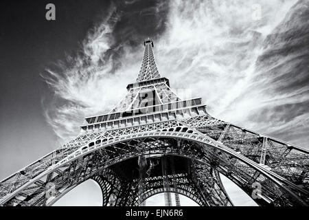 Dramatischen Blick auf Eiffelturm in Paris, Frankreich. Schwarz / weiß Imagefilm, gleiche Korn hinzugefügt. Stockfoto