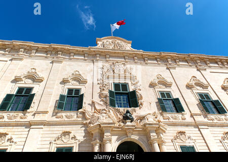 Die schöne verhältnismäßig Auberge de Castille ist ein Barockschloss in Valletta, derzeit die Büros der Premierminister von Malta. Stockfoto