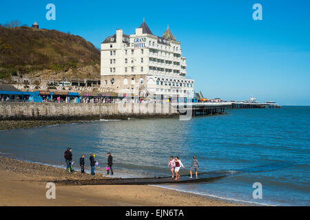 Strand, dem Grand Hotel und Pier in Llandudno, Conwy, Wales, UK. Stockfoto