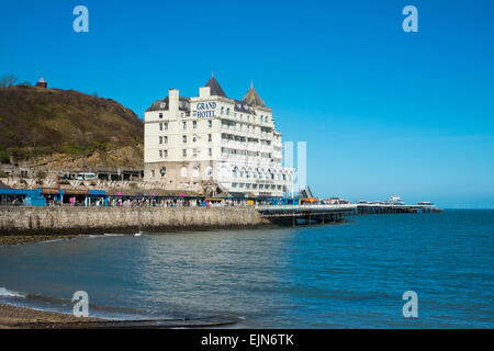 Grand Hotel in der Sonne am Strand von Llandudno, Wales, UK Stockfoto