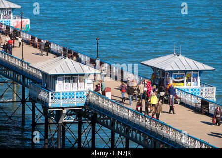 Menschen zu Fuß entlang Llandudno Pier, Conwy, Wales, UK Stockfoto